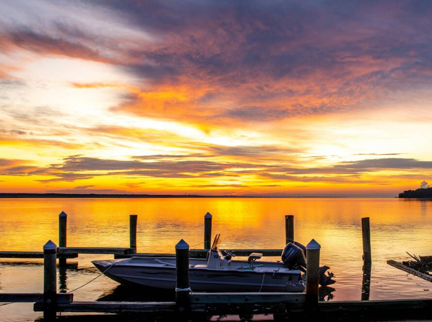 Dıştan takma motor arızaları tespiti ve bakımı yapan uzman teknisyenler, motorun su pompasasını ve impellerini kontrol ediyor.